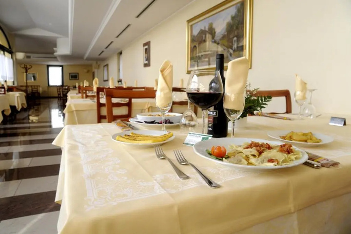 Dining 14 of 18