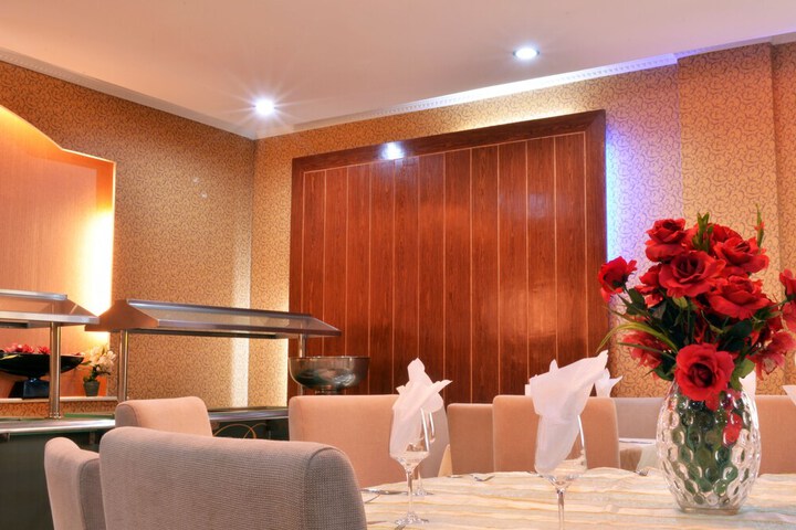 Dining 34 of 66