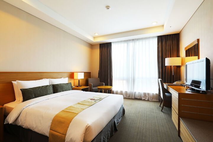 Room 4 of 32