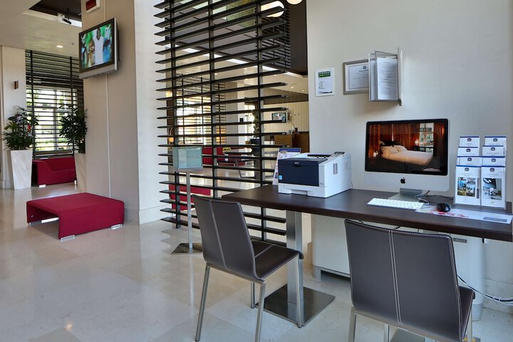 Business Center 67 of 75