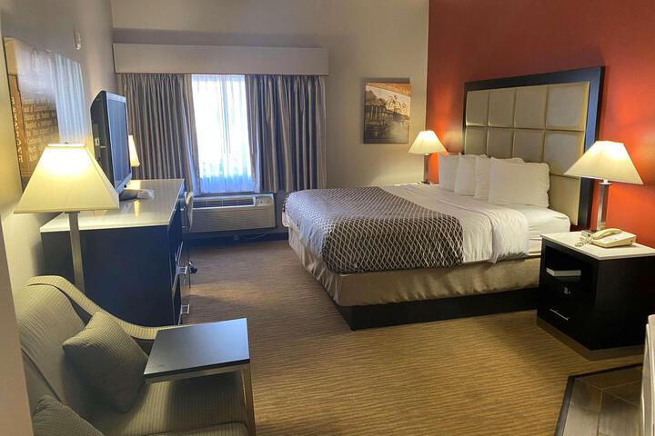 1 King Bed Work Desk Sofa Microwave and Refrigerator WiFi Full Breakfast (5 of 11)