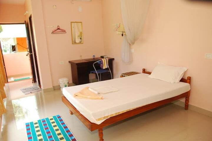 Room 4 of 12