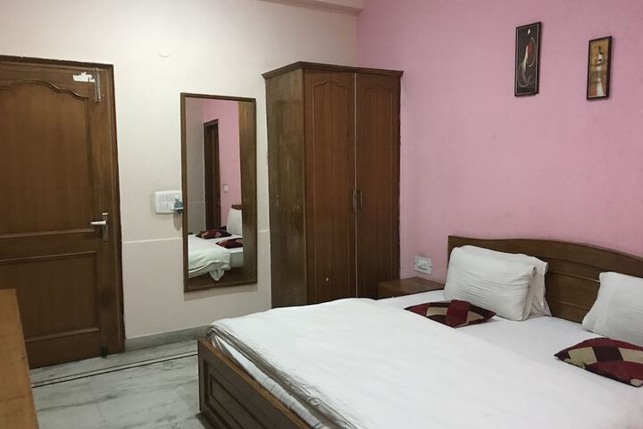 Room 4 of 18