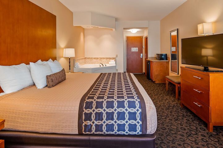 1 King Bed Microwave, Refrigerator WiFi Shower Only Full Breakfast (11 of 11)