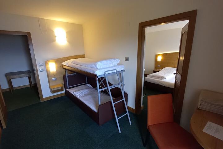 Room 12 of 83