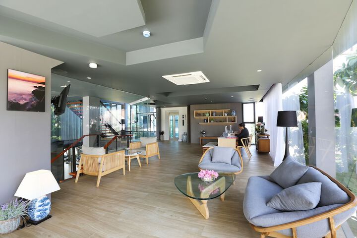 Entrance & Lobby