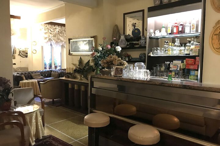 Lounge 26 of 32
