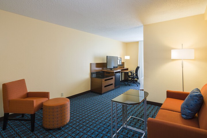 1 King Bed Work Desk Microwave and Refrigerator WiFi Continental Breakfast (7 of 11)