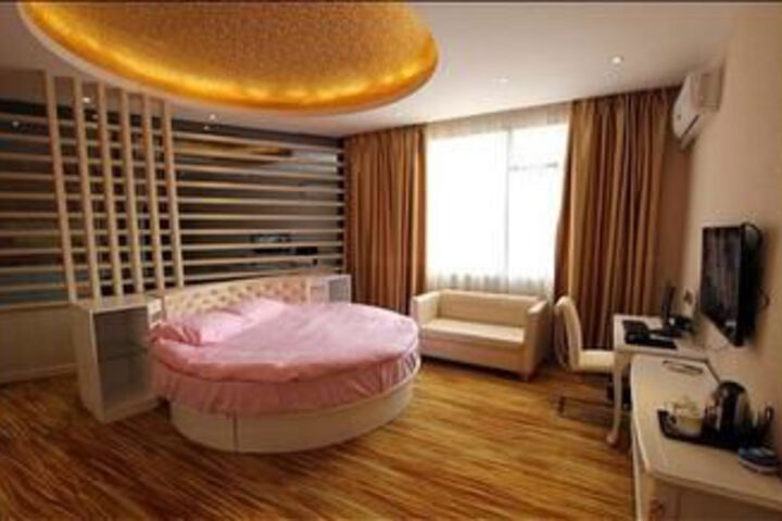Room 15 of 83