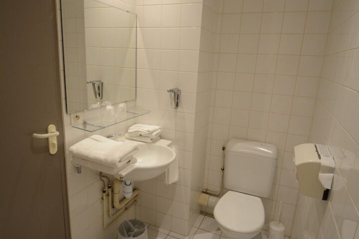 Room 15 of 38