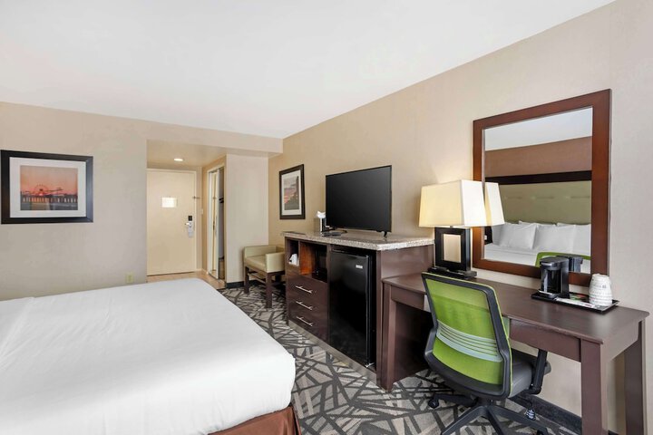 1 King Bed High Speed Internet Accessible Microwave and Refrigerator, Coffee Maker, Hairdryer Iron and Ironing Board Full Breakfast (10 of 12)