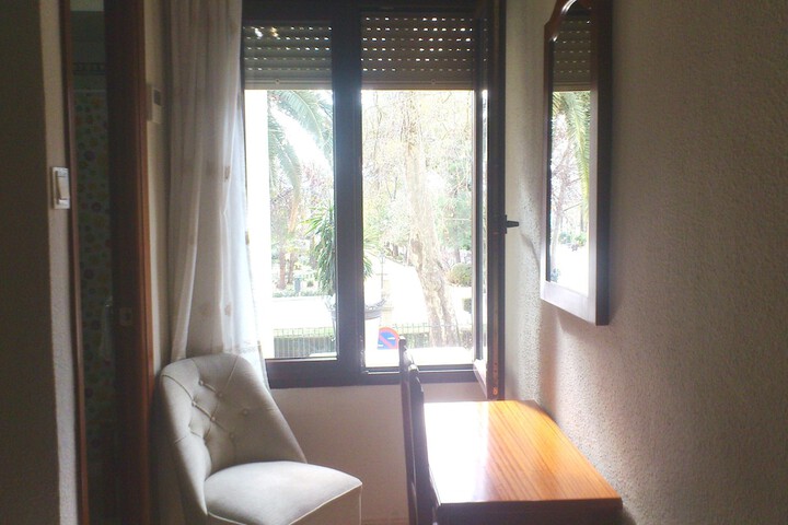 Room 4 of 32