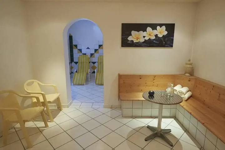 Room 9 of 17