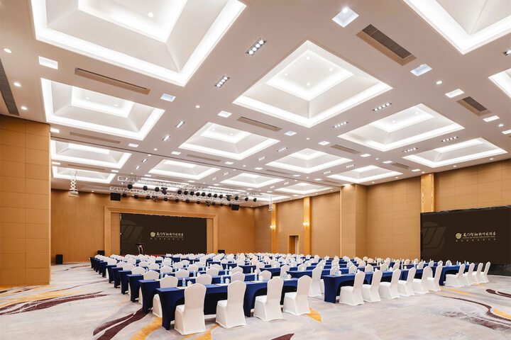 Ballroom/Hall 53 of 82