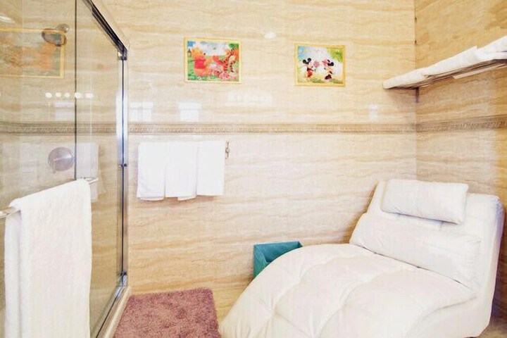 Room 13 of 27