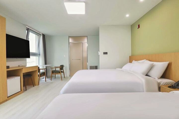 Room 25 of 76