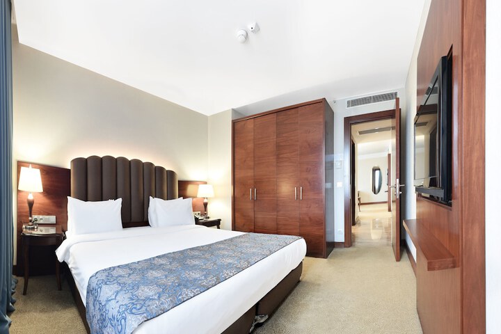 Room 4 of 33