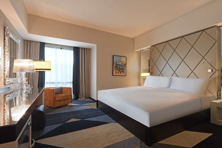 Room 30 of 175