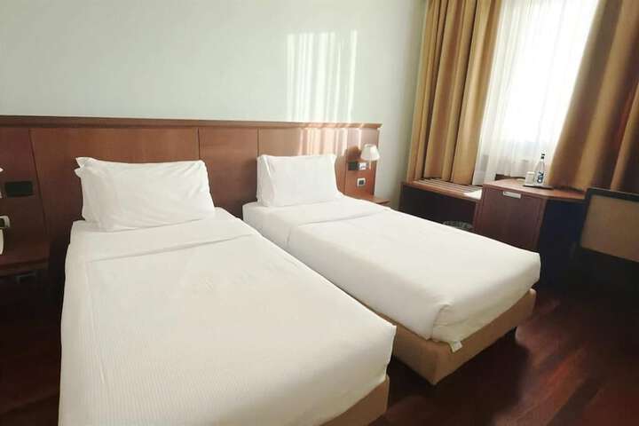 Room 33 of 64