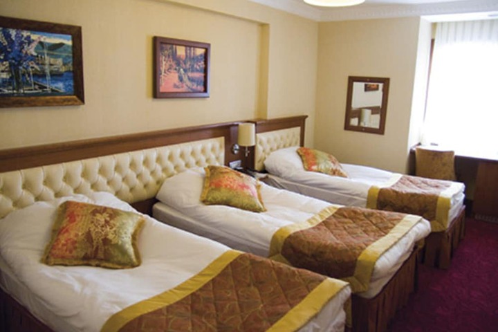Room 9 of 33