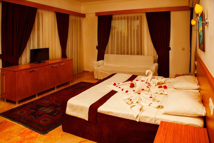 Room 3 of 77