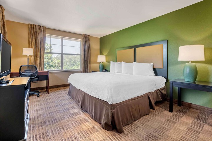 Deluxe King Bed (6 of 10)