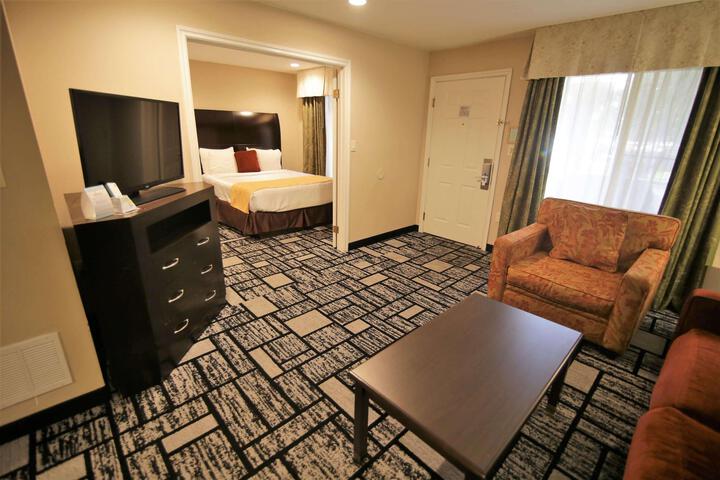 Suite 1 King Bed 2 Rooms Sofa Bed 2 Flat Screen Tvs Living Room Wet Bar Full Breakfast (7 of 16)