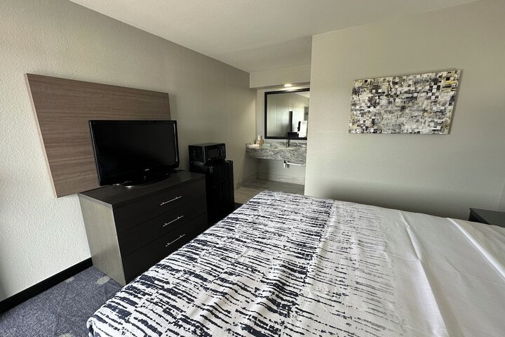 1 Queen Bed (13 of 14)