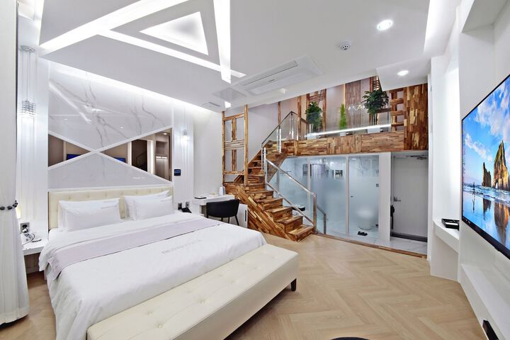 Room 42 of 61