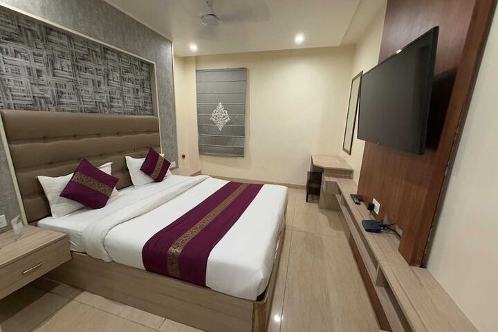 Room 4 of 27