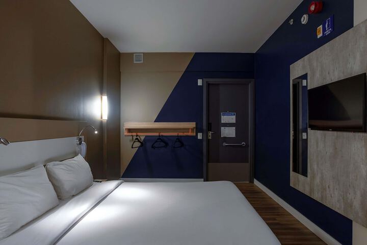 Room 27 of 110