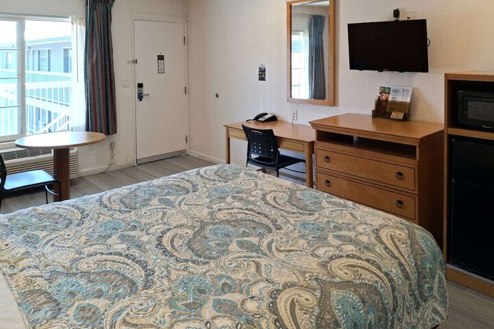 1 Queen Bed (4 of 10)