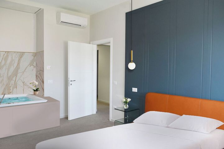 Room 12 of 77