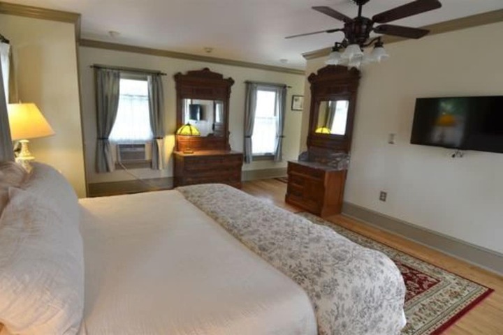 Room 12 of 130