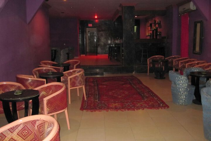 Lounge 34 of 43