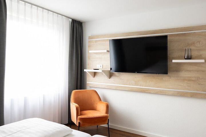 Room 5 of 11