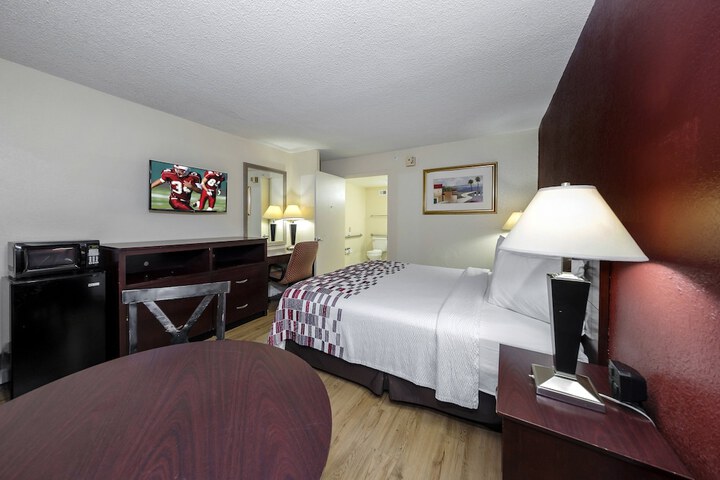 Deluxe King Bed Accessible (9 of 16)
