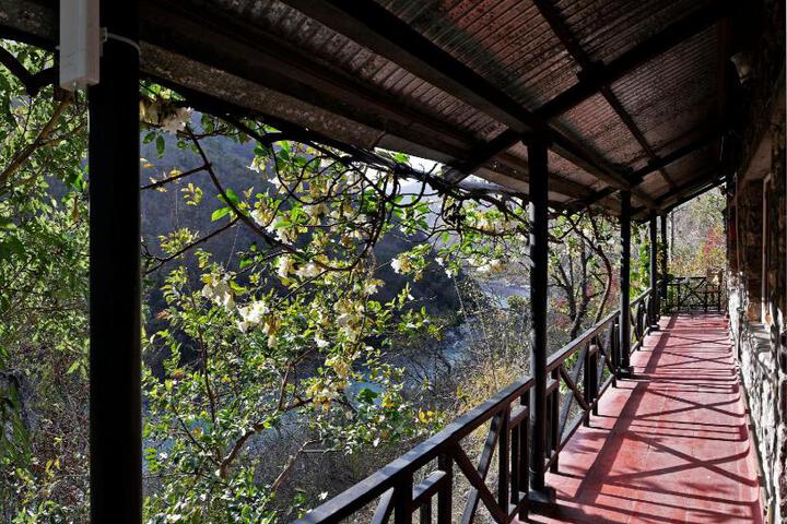 Neemranas Glasshouse on the Ganges