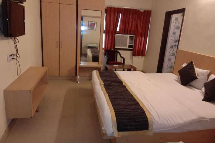 Room 9 of 37