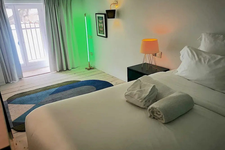 Room 3 of 28