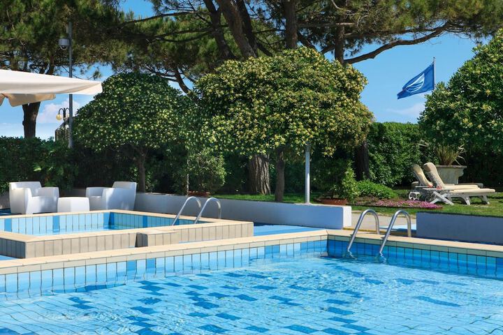 Hotel with Pool