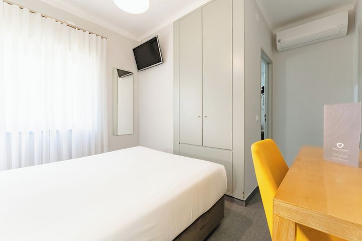 Room 10 of 100