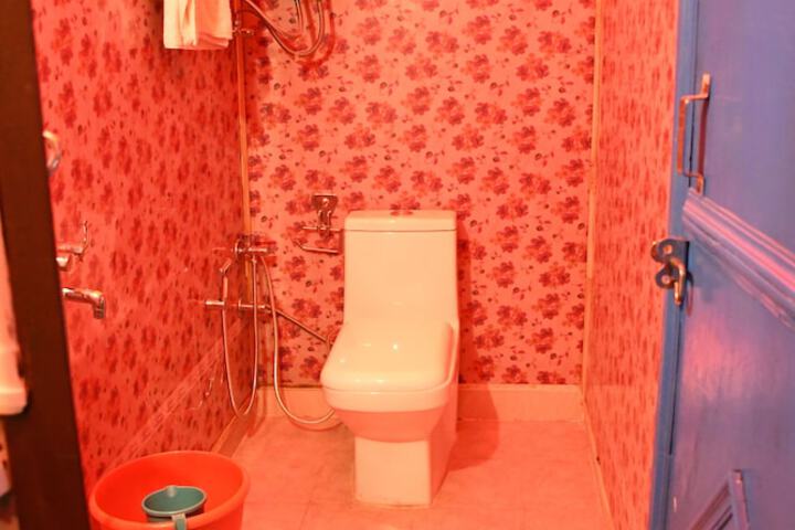 Room 9 of 12