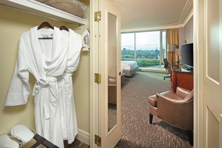 2 Queen Bed Accessible Room (25 of 29)