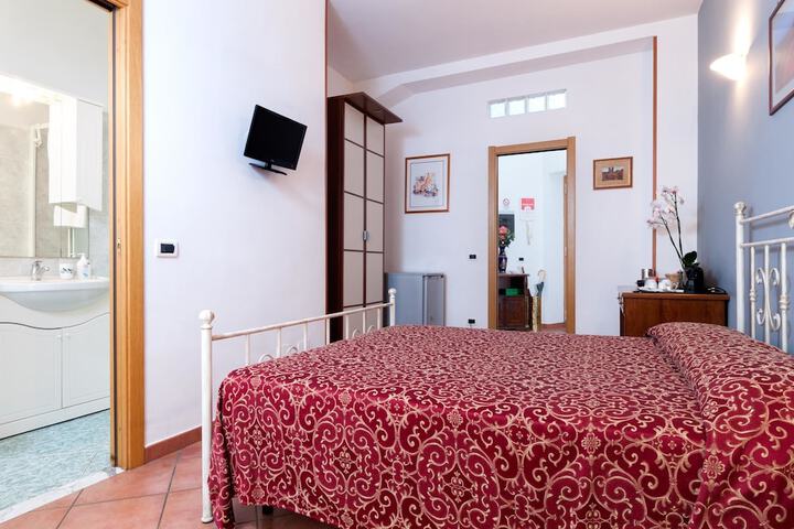 Room 4 of 16