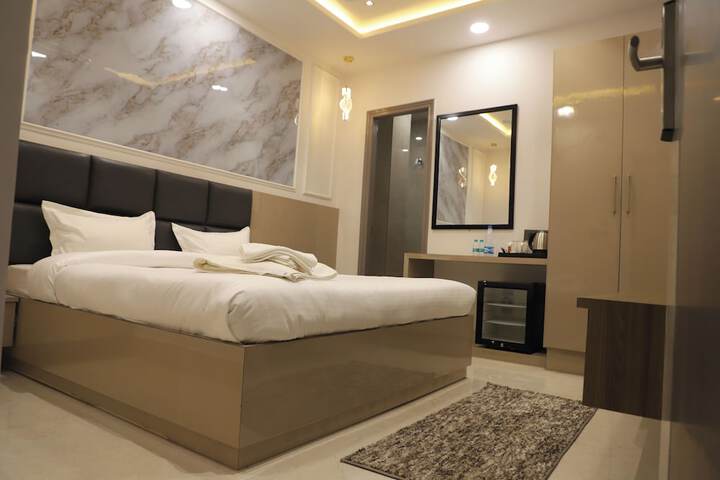 Room 4 of 7