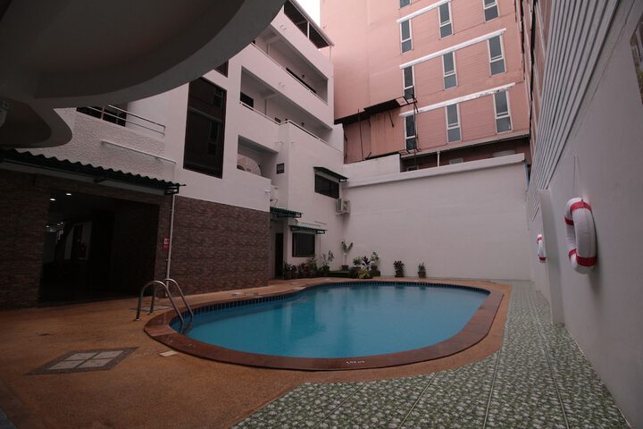 Hotel with Pool