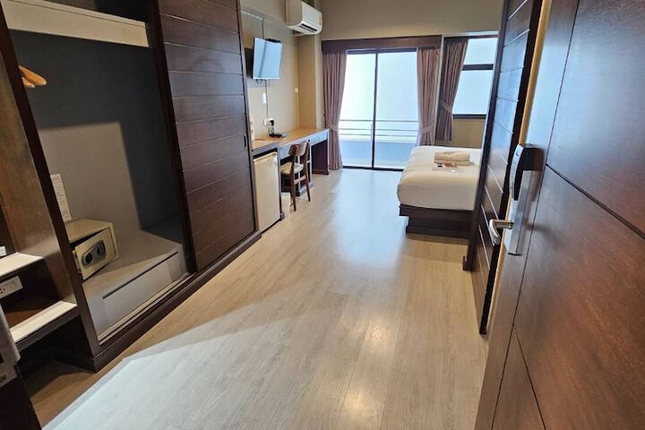 Room 6 of 32