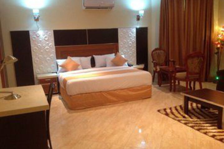 Room 10 of 17