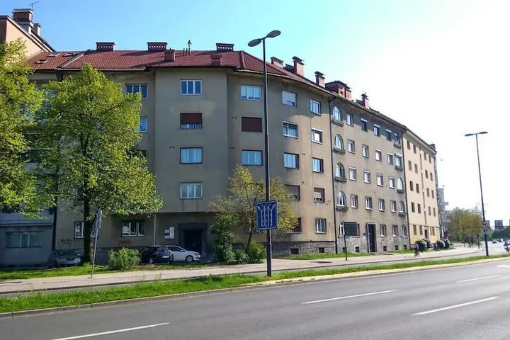 Exterior of Mojcas home